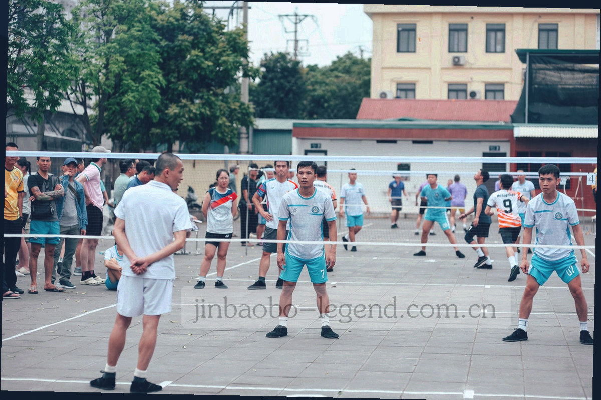 封装完成的设备箱与批次标签码放在托盘上的中景特写